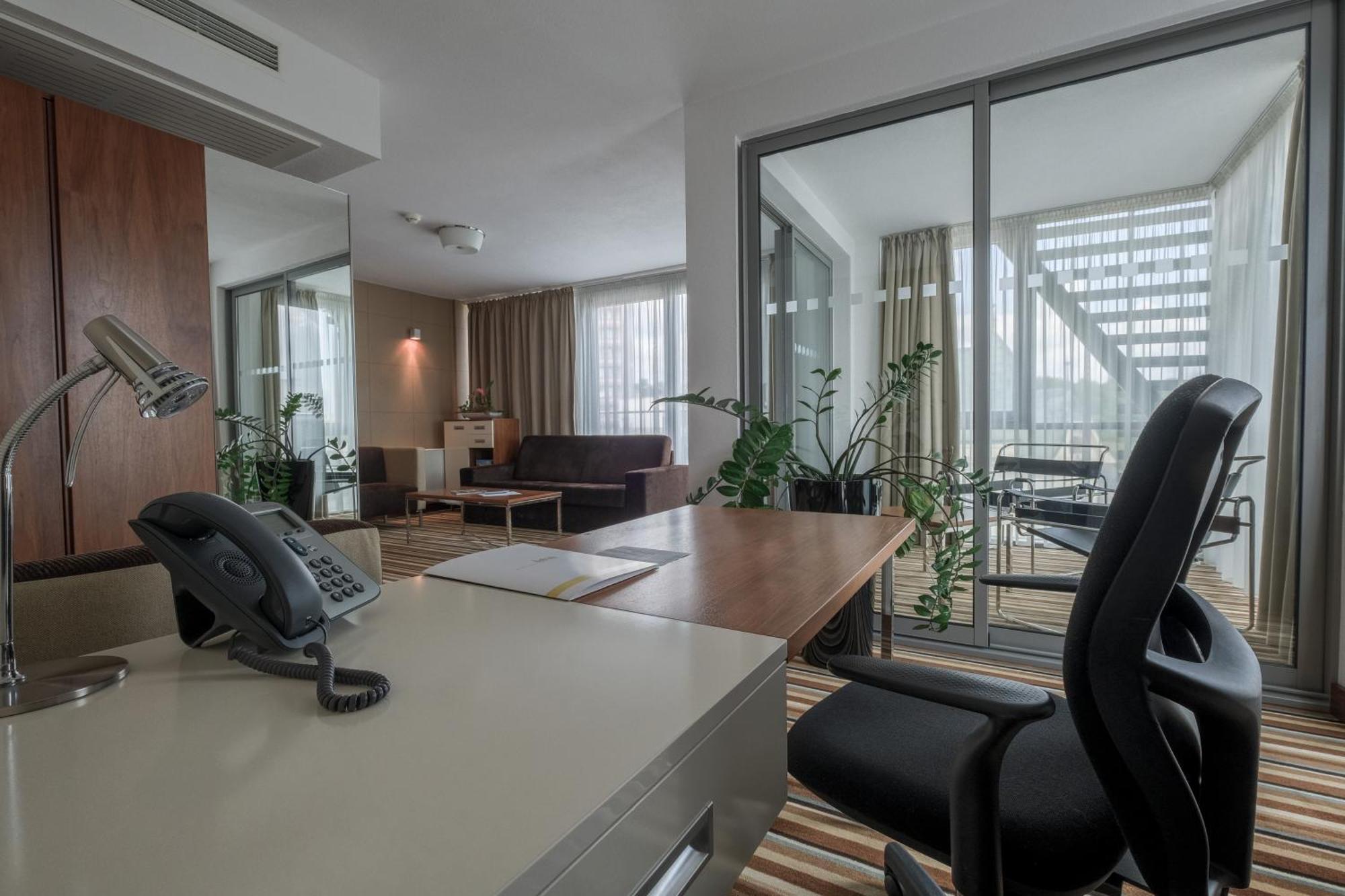 Business Hotel Astrum Laus Levice Dış mekan fotoğraf