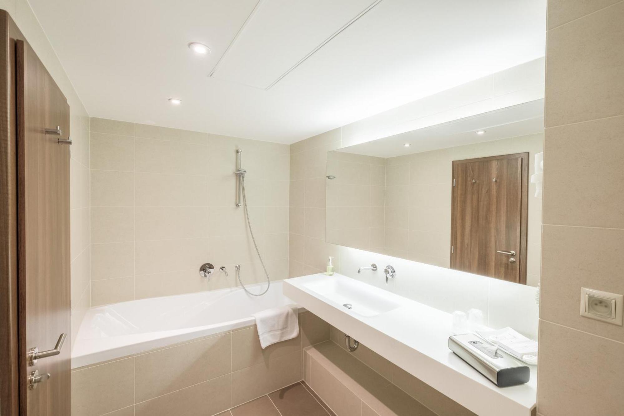 Business Hotel Astrum Laus Levice Dış mekan fotoğraf