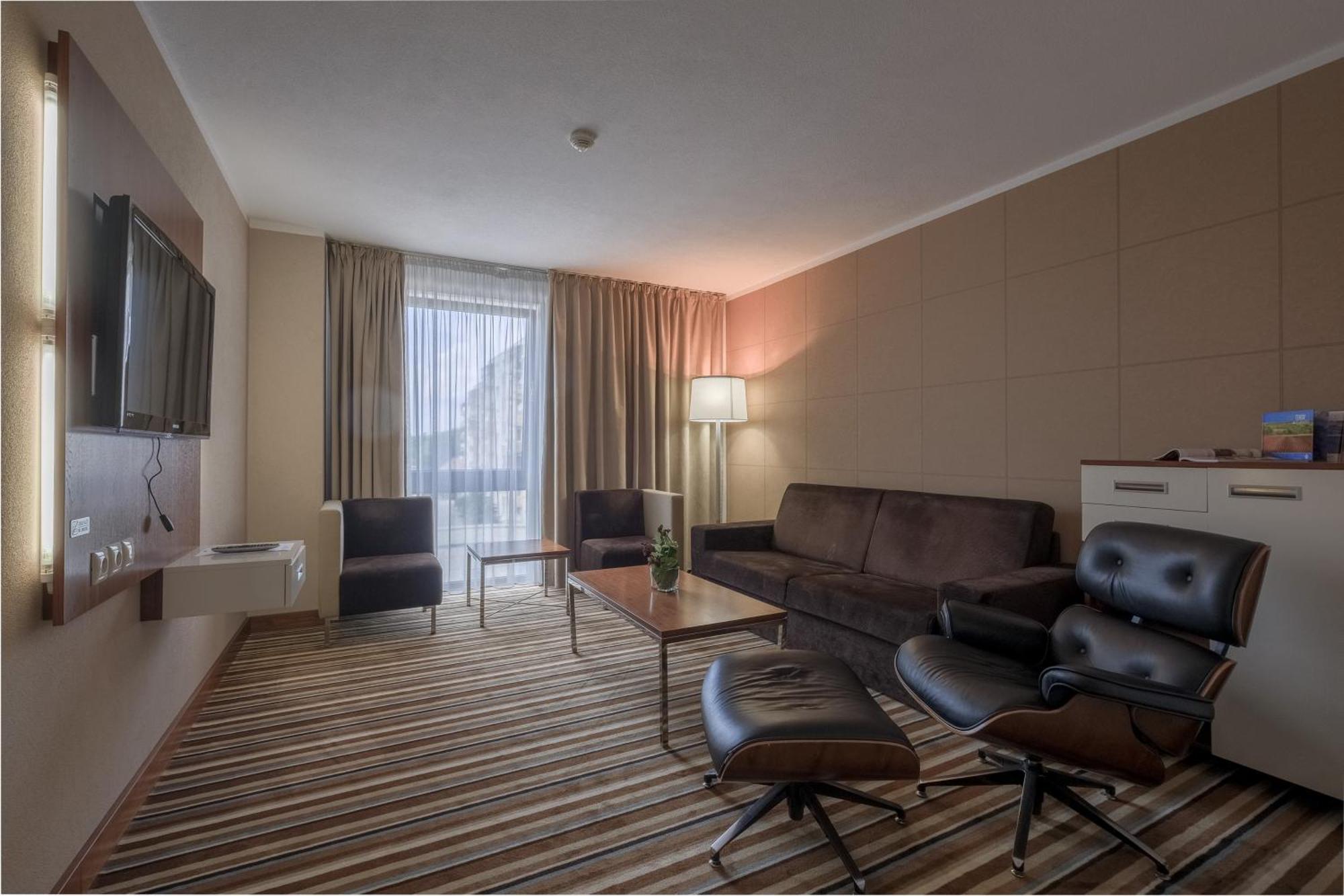 Business Hotel Astrum Laus Levice Dış mekan fotoğraf