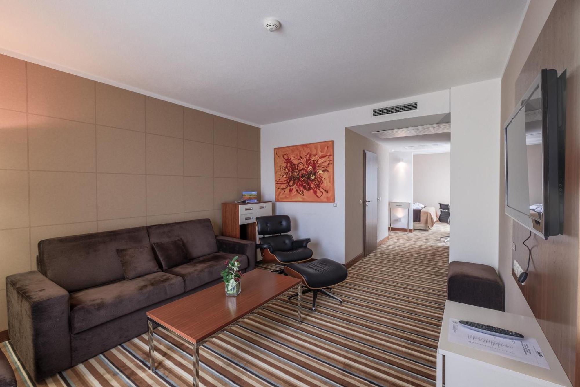 Business Hotel Astrum Laus Levice Dış mekan fotoğraf