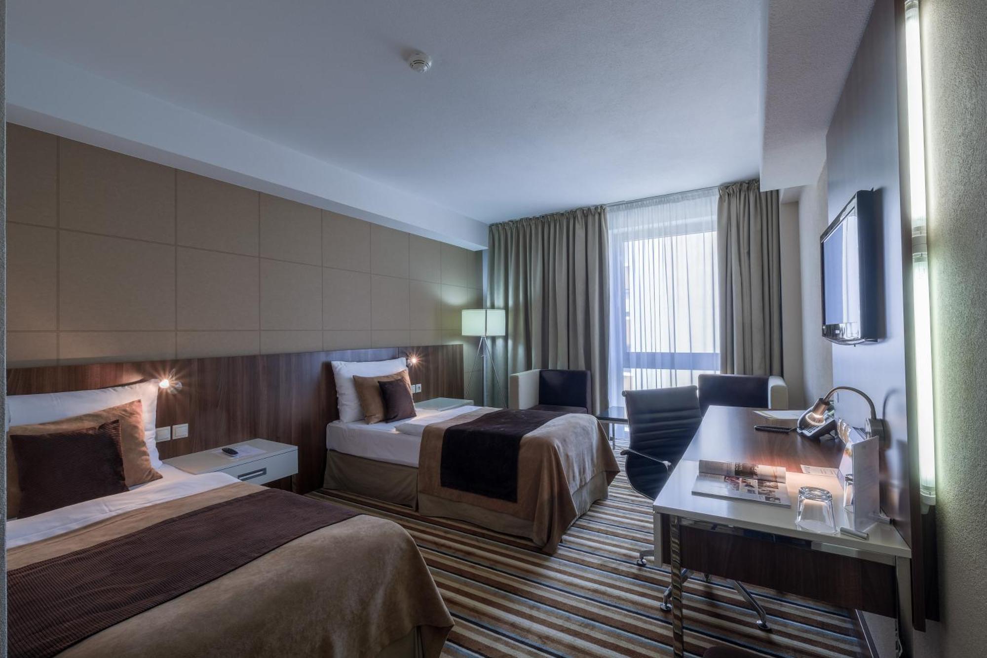 Business Hotel Astrum Laus Levice Dış mekan fotoğraf