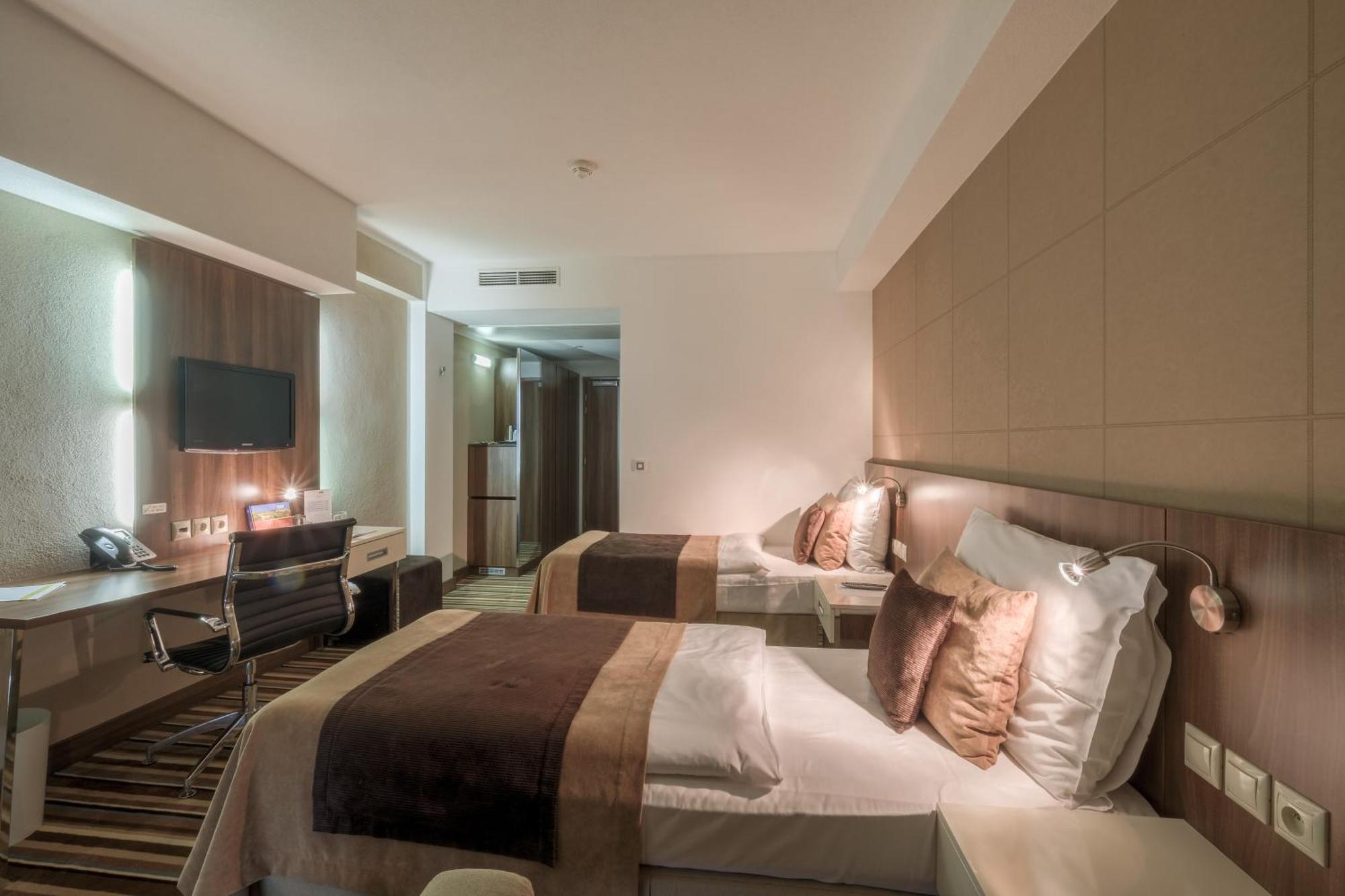 Business Hotel Astrum Laus Levice Dış mekan fotoğraf