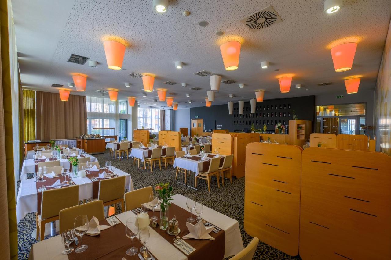 Business Hotel Astrum Laus Levice Dış mekan fotoğraf