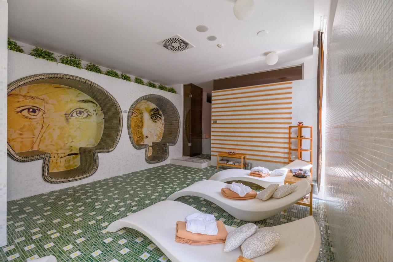 Business Hotel Astrum Laus Levice Dış mekan fotoğraf