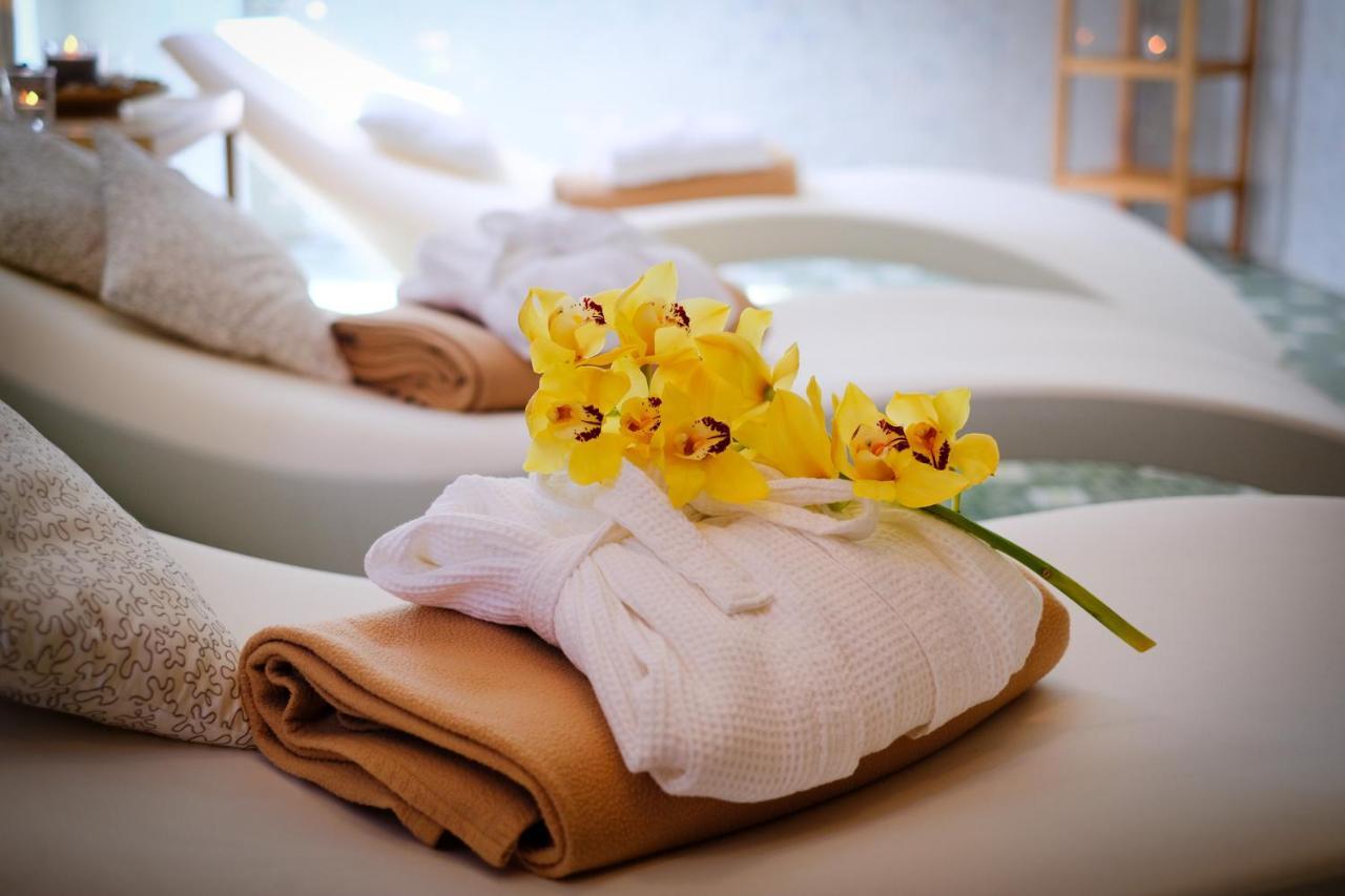 Business Hotel Astrum Laus Levice Dış mekan fotoğraf