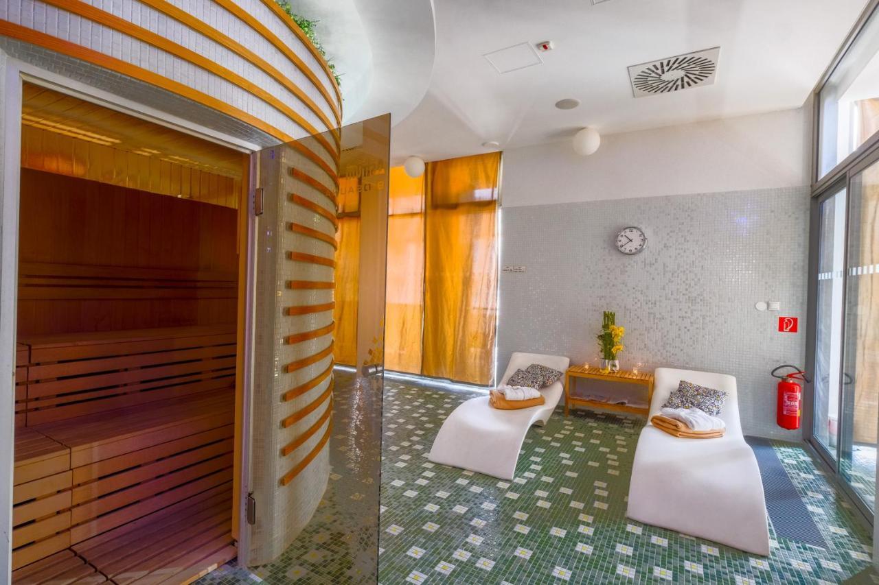 Business Hotel Astrum Laus Levice Dış mekan fotoğraf