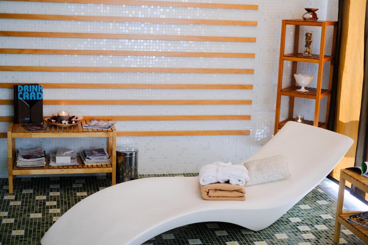 Business Hotel Astrum Laus Levice Dış mekan fotoğraf